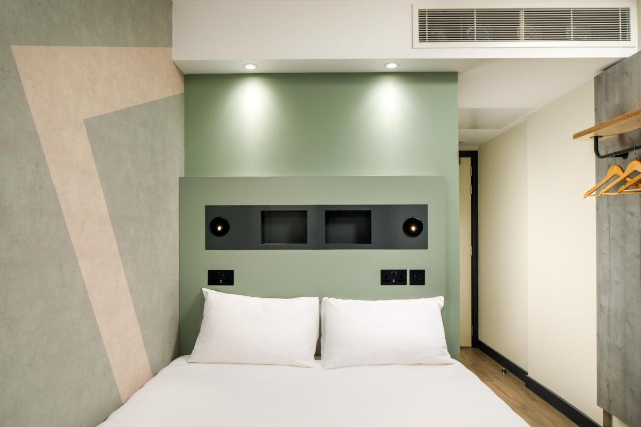 Ibis Budget Manchester Airport T2 Хейл Екстериор снимка