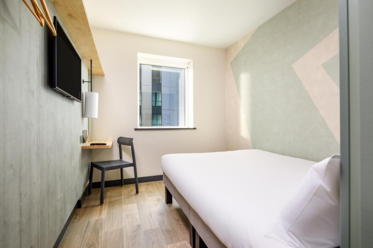 Ibis Budget Manchester Airport T2 Хейл Екстериор снимка