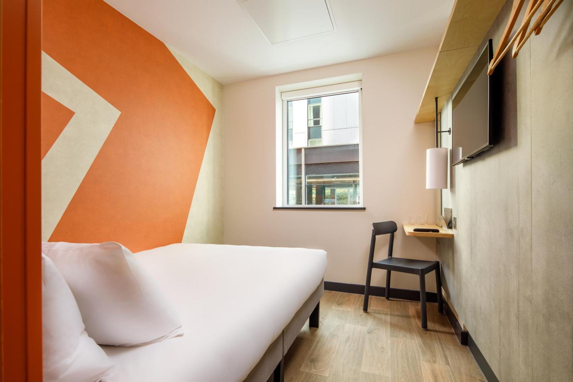 Ibis Budget Manchester Airport T2 Хейл Екстериор снимка