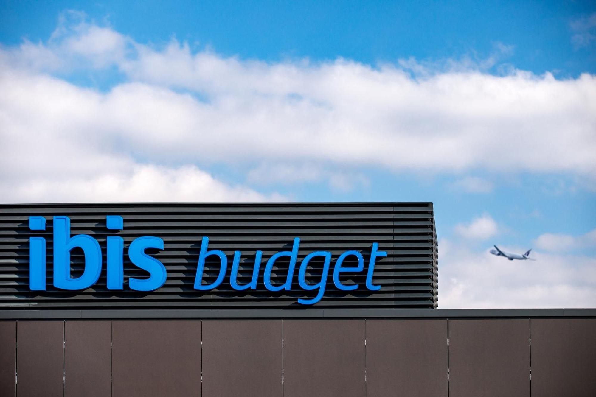 Ibis Budget Manchester Airport T2 Хейл Екстериор снимка