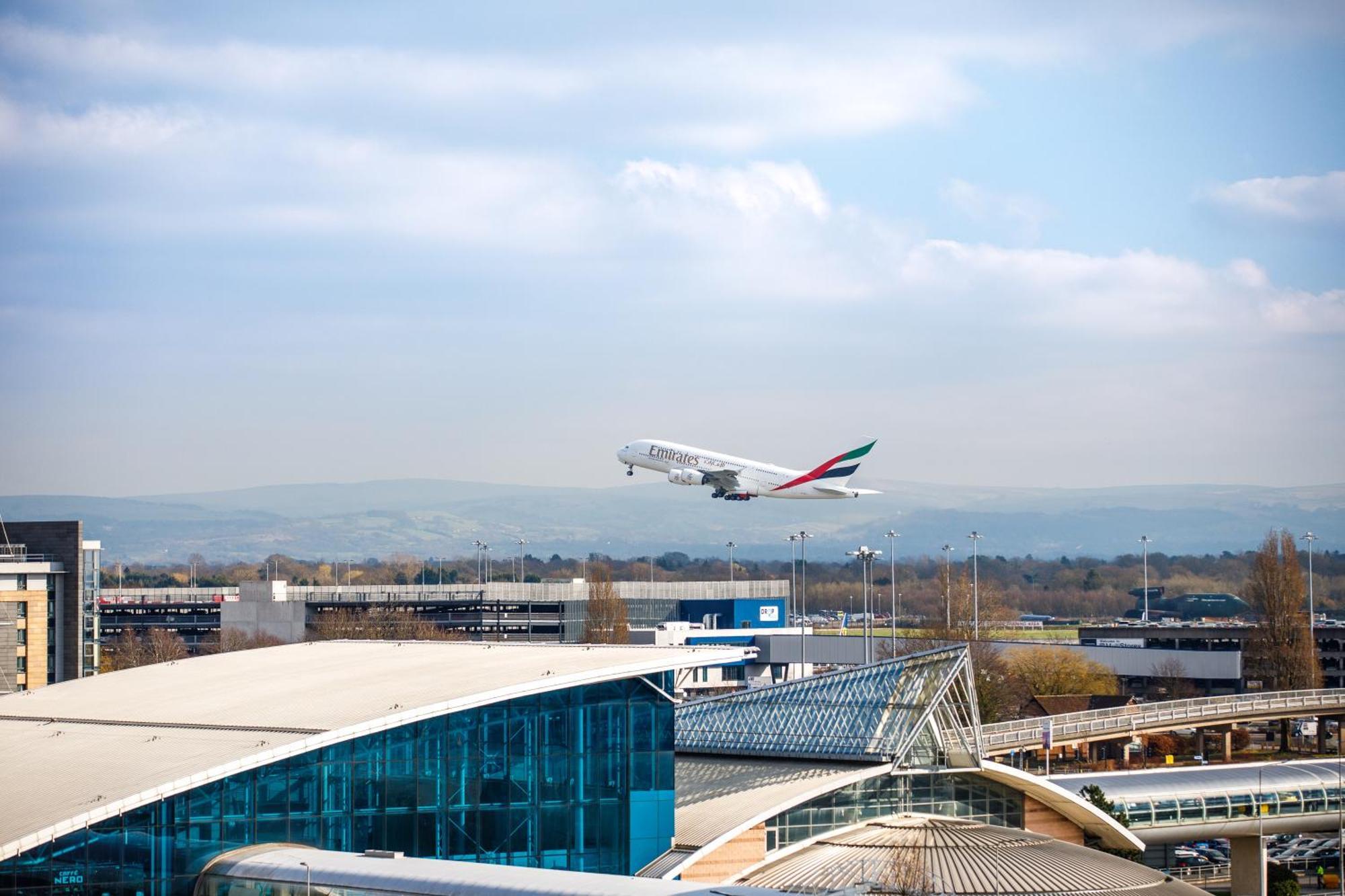 Ibis Budget Manchester Airport T2 Хейл Екстериор снимка
