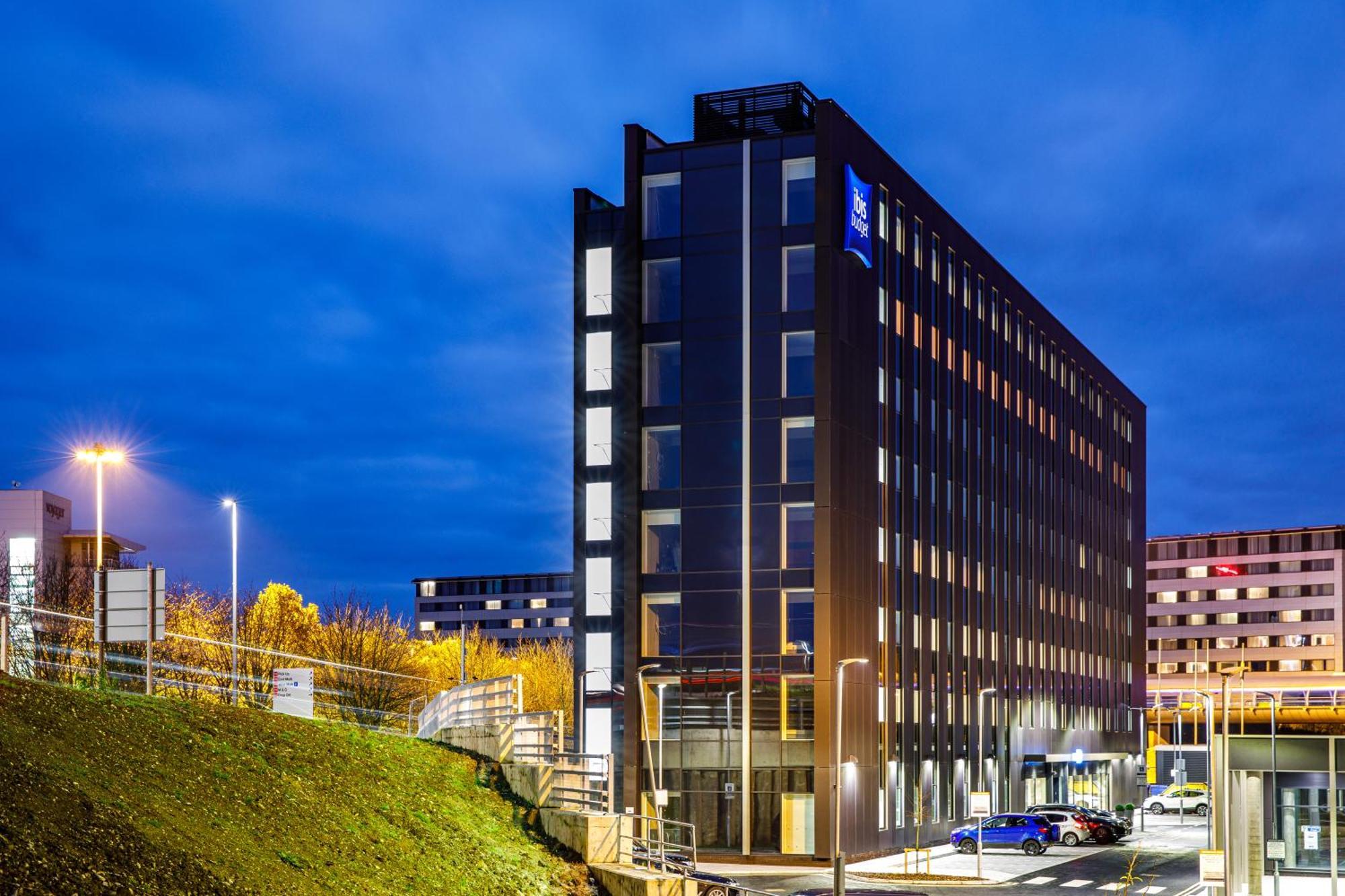 Ibis Budget Manchester Airport T2 Хейл Екстериор снимка