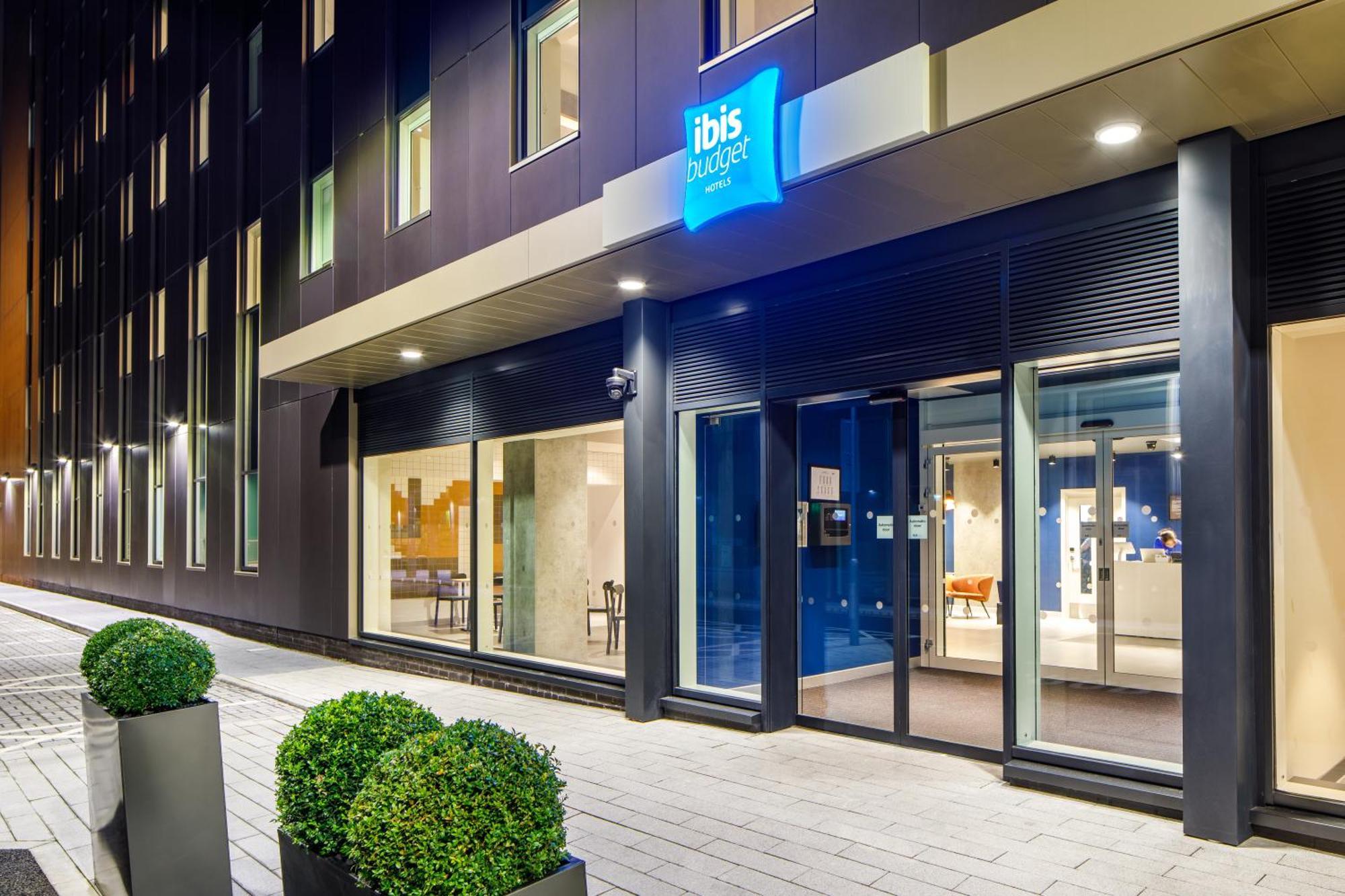 Ibis Budget Manchester Airport T2 Хейл Екстериор снимка