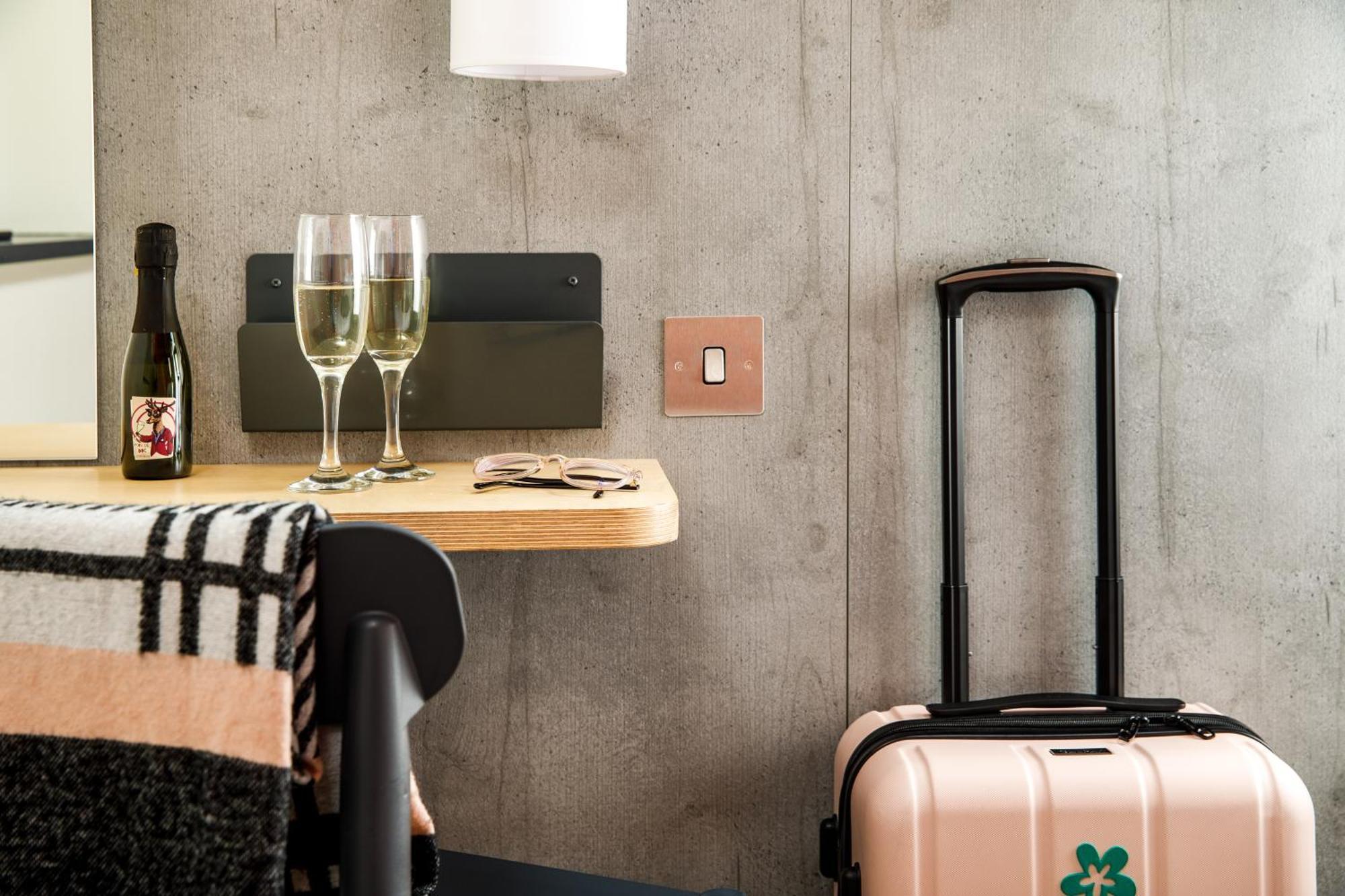 Ibis Budget Manchester Airport T2 Хейл Екстериор снимка