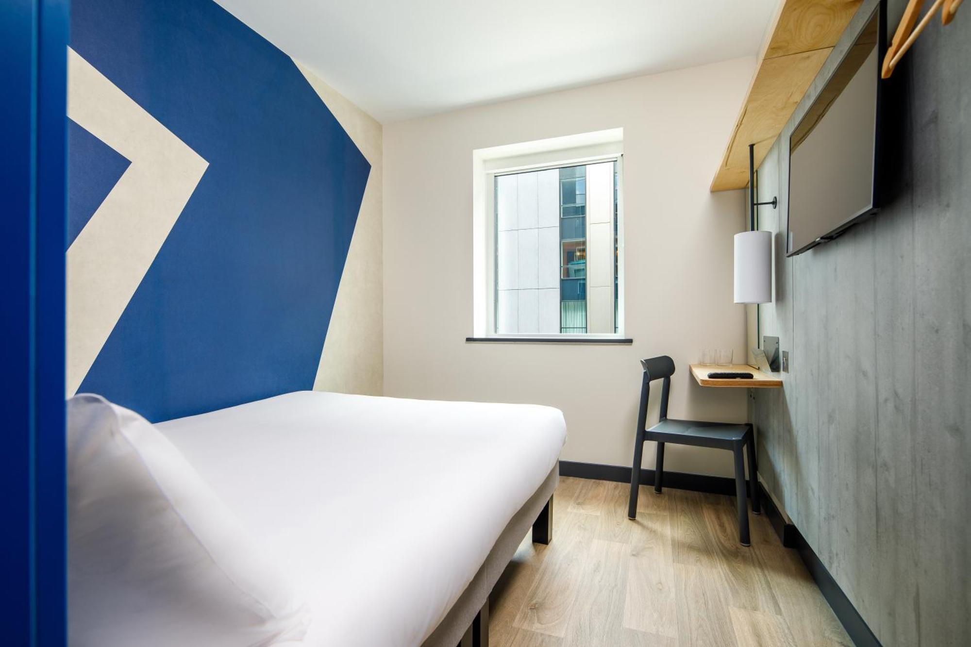Ibis Budget Manchester Airport T2 Хейл Екстериор снимка
