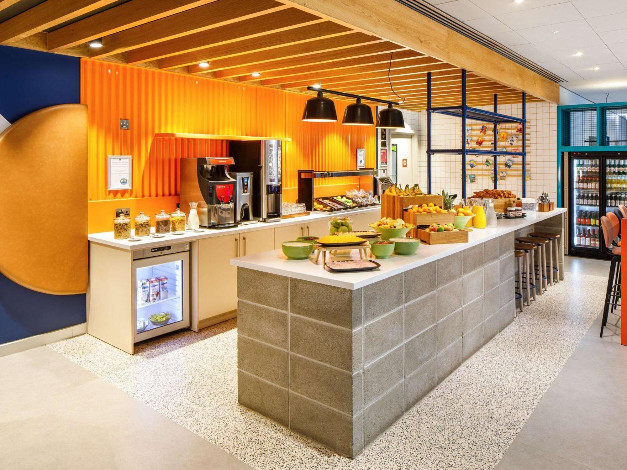 Ibis Budget Manchester Airport T2 Хейл Екстериор снимка