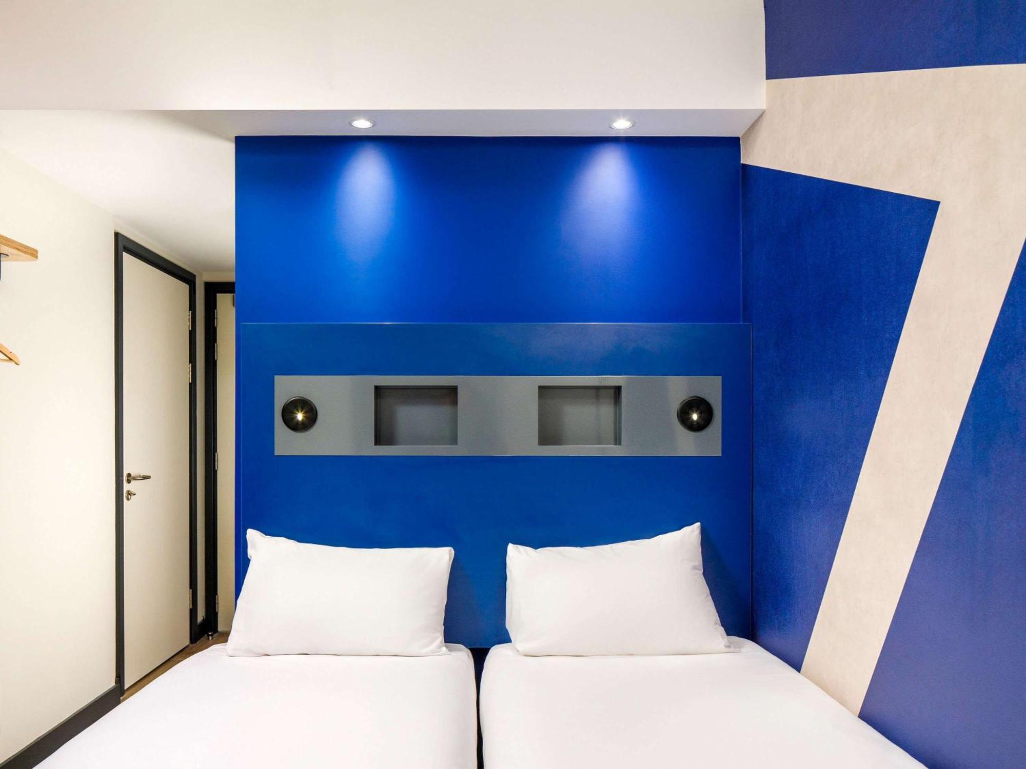 Ibis Budget Manchester Airport T2 Хейл Екстериор снимка