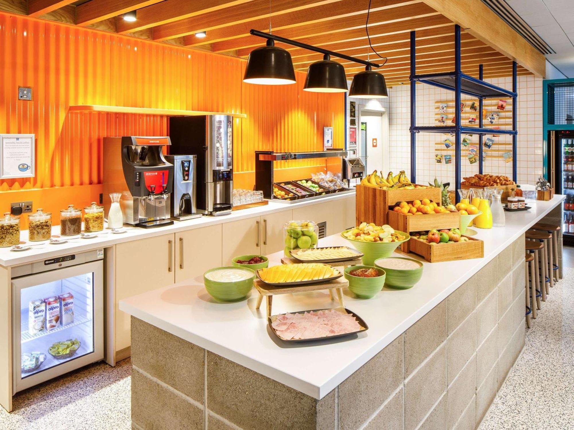 Ibis Budget Manchester Airport T2 Хейл Екстериор снимка