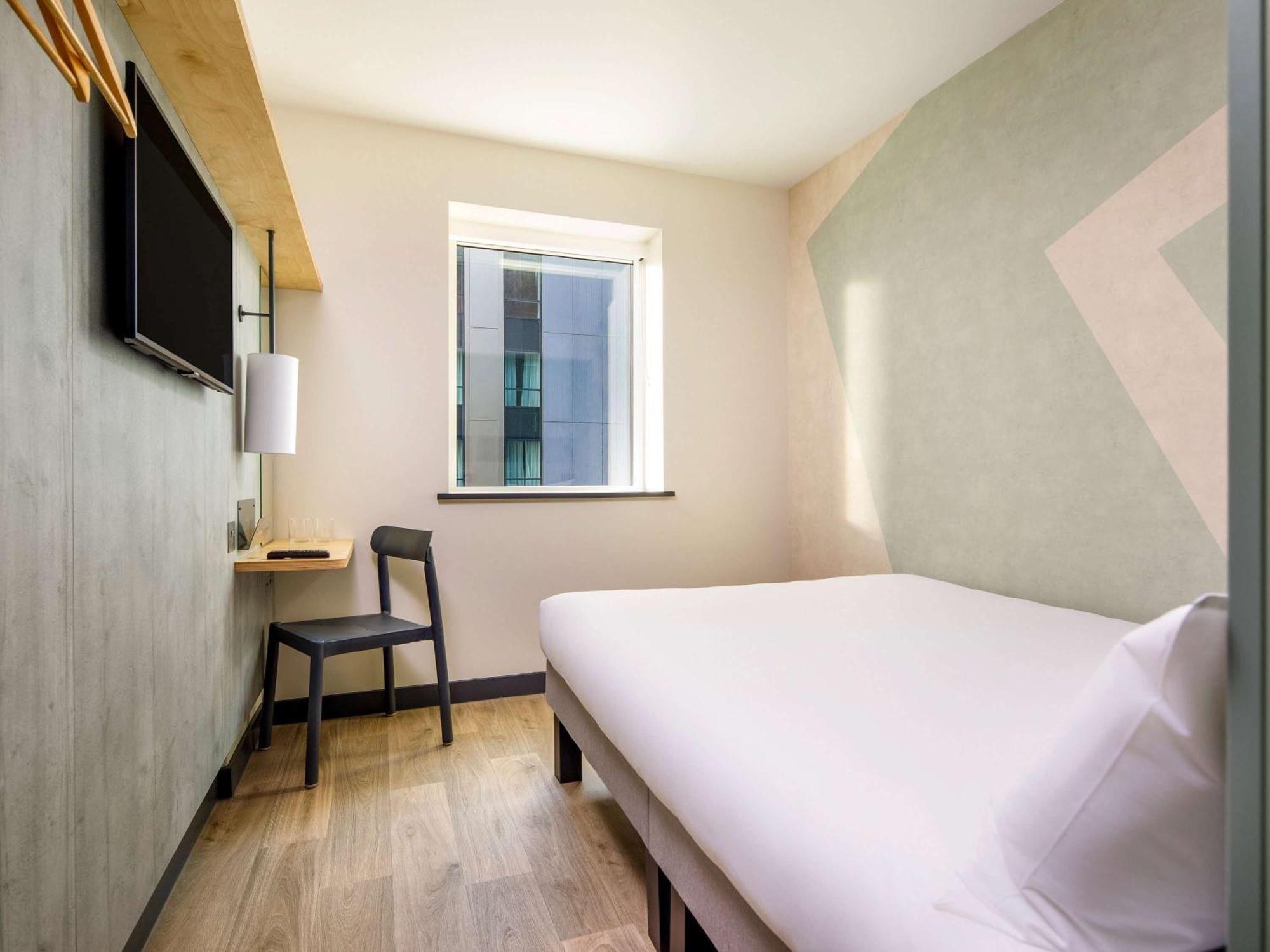 Ibis Budget Manchester Airport T2 Хейл Екстериор снимка