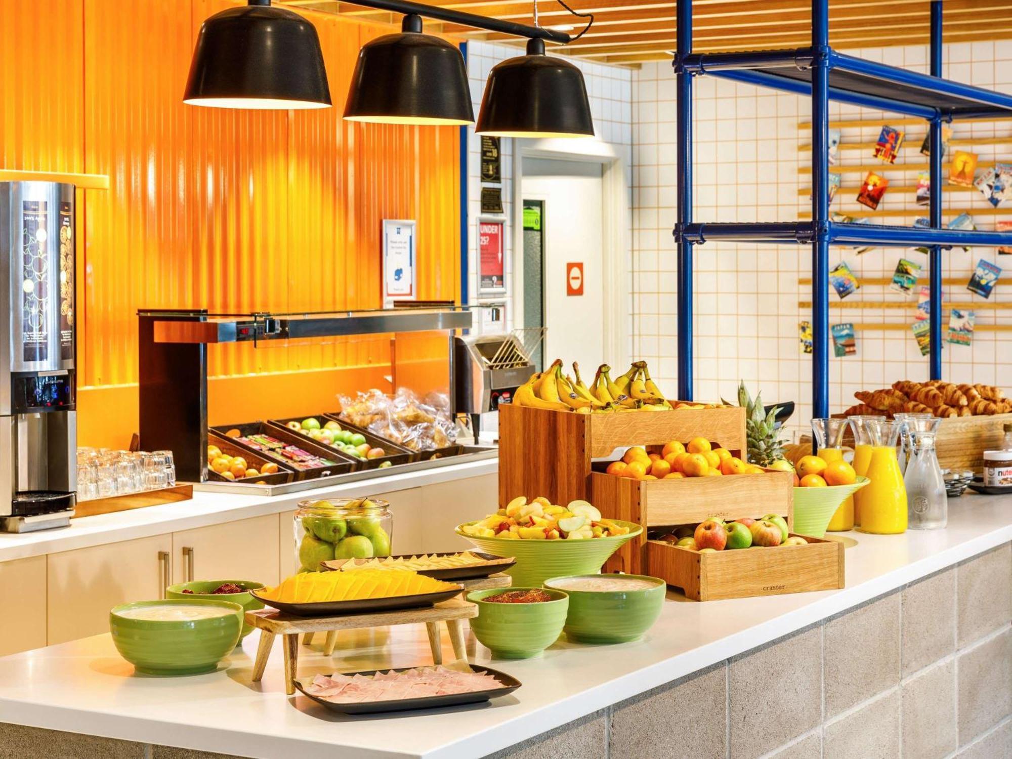 Ibis Budget Manchester Airport T2 Хейл Екстериор снимка