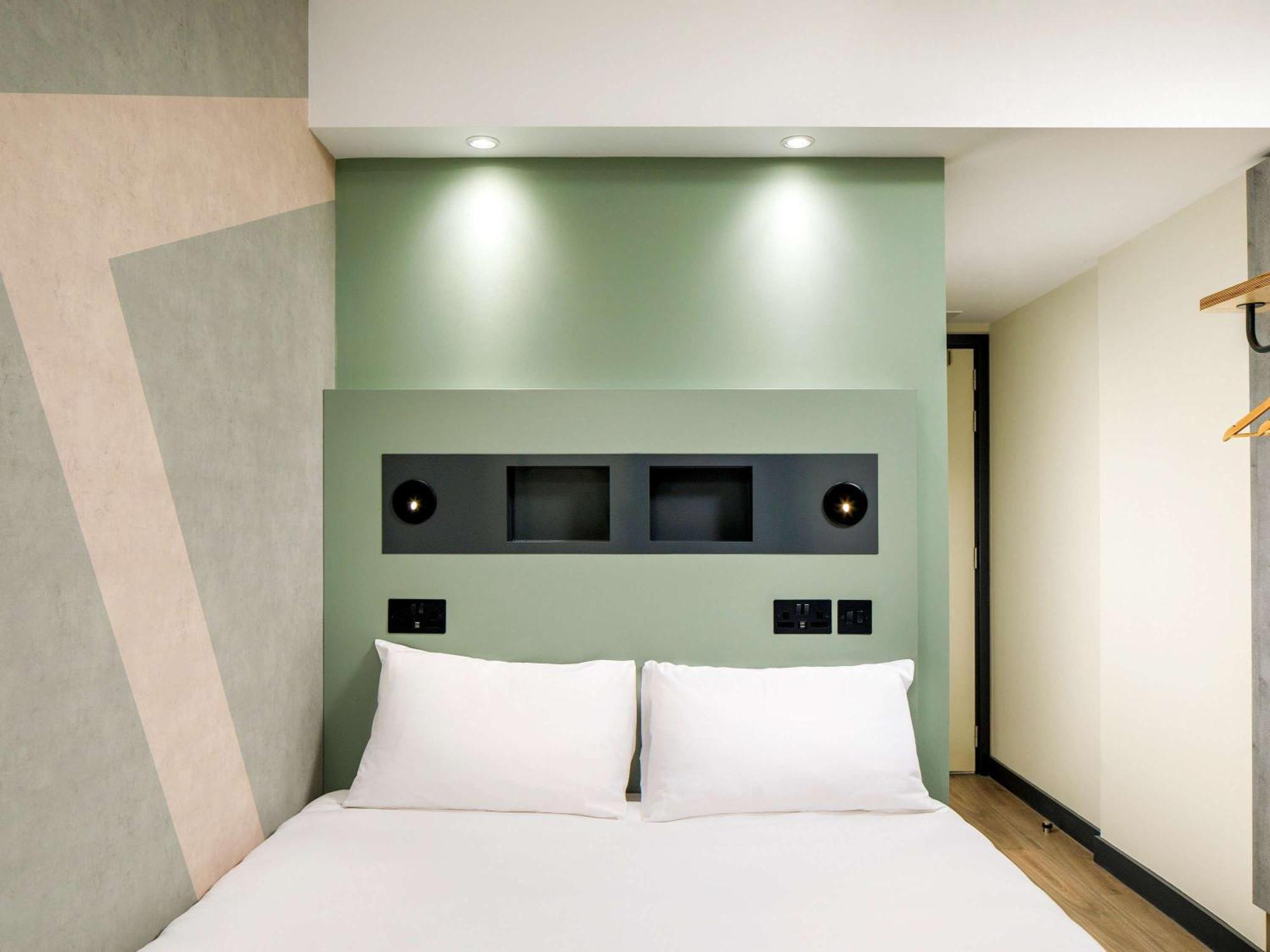 Ibis Budget Manchester Airport T2 Хейл Екстериор снимка