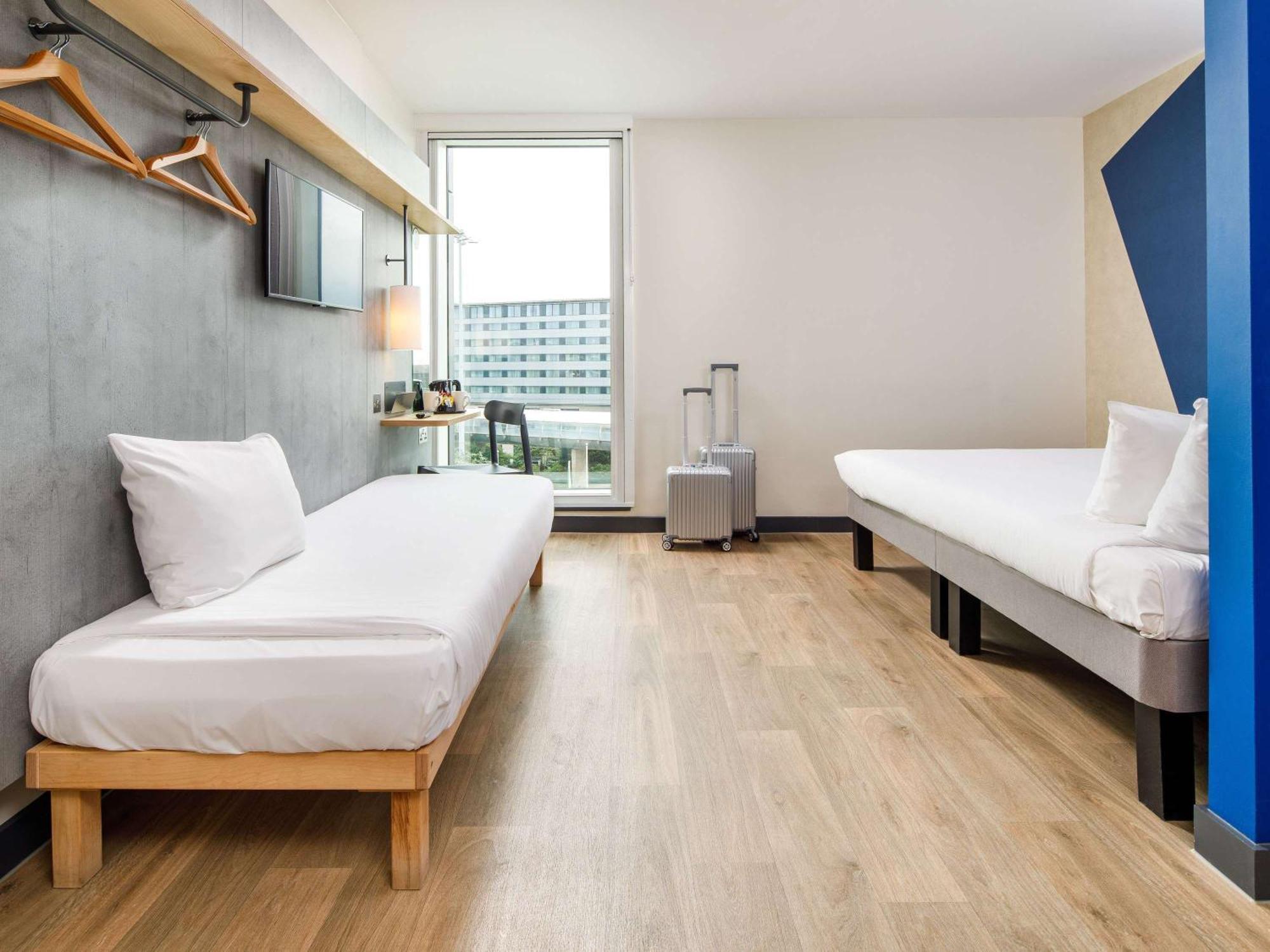Ibis Budget Manchester Airport T2 Хейл Екстериор снимка