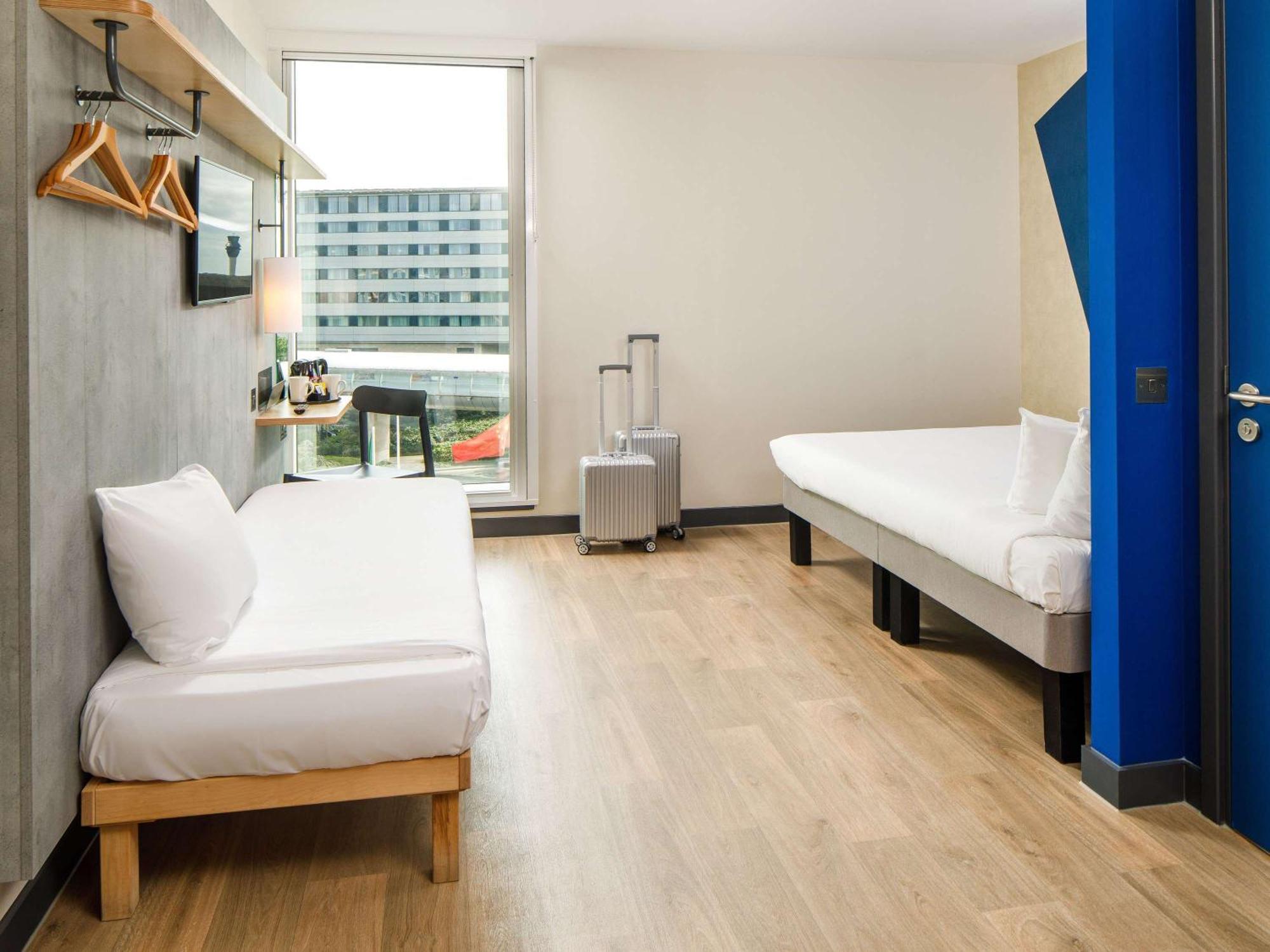 Ibis Budget Manchester Airport T2 Хейл Екстериор снимка
