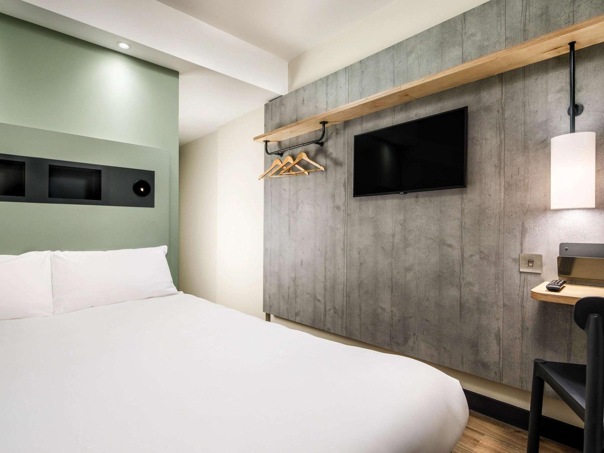 Ibis Budget Manchester Airport T2 Хейл Екстериор снимка