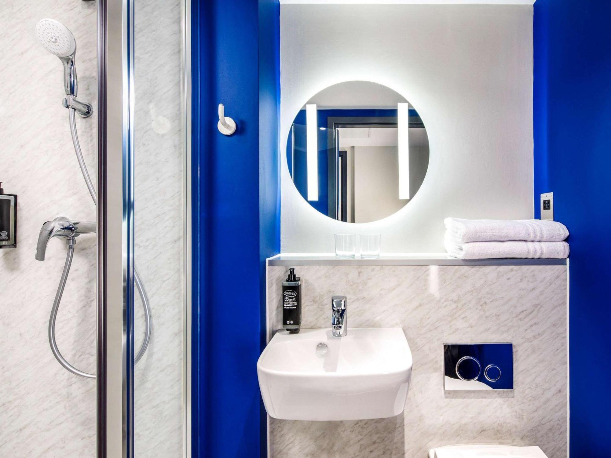 Ibis Budget Manchester Airport T2 Хейл Екстериор снимка