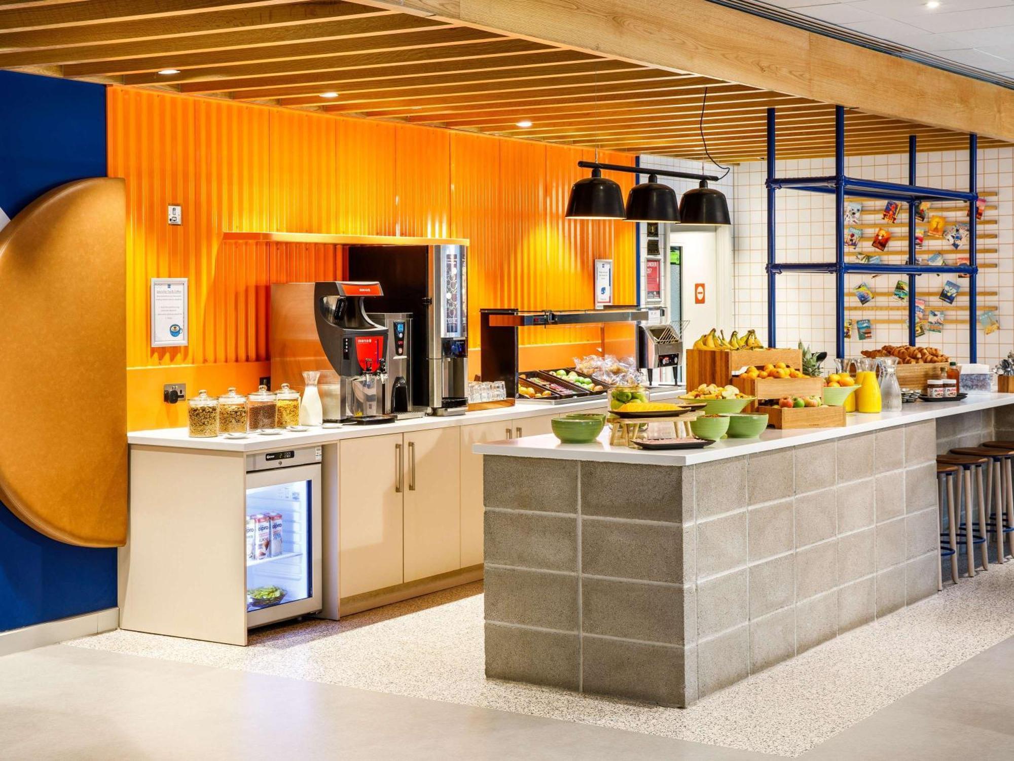 Ibis Budget Manchester Airport T2 Хейл Екстериор снимка